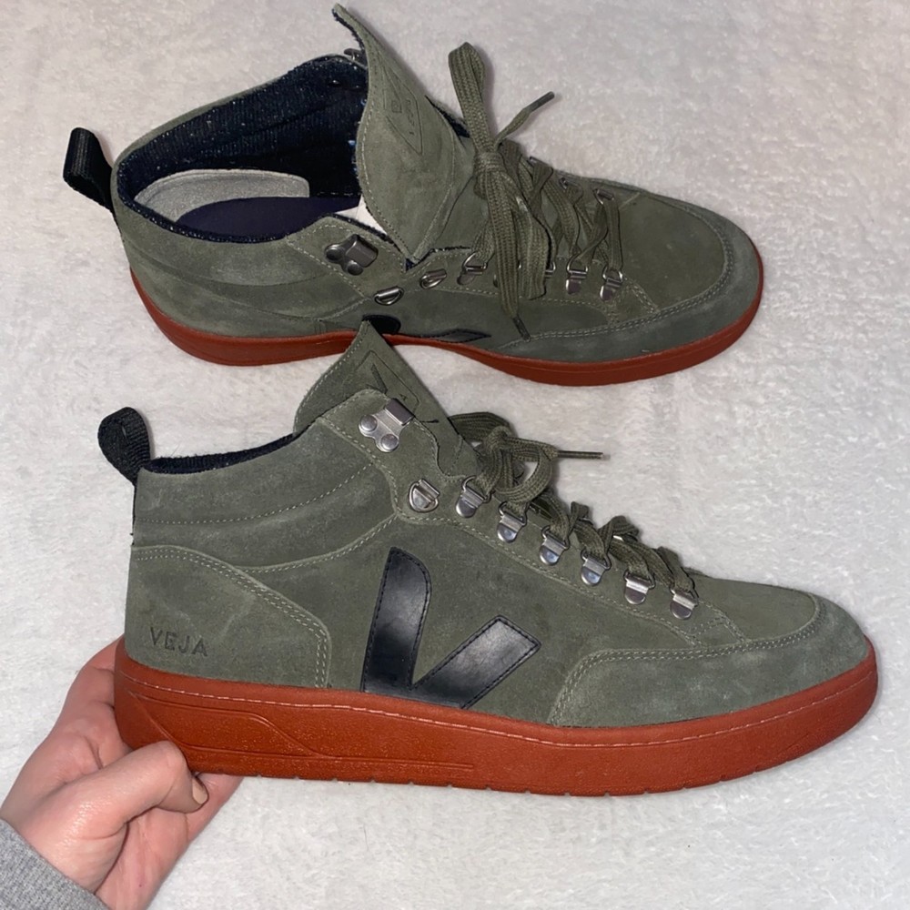 Veja mens roraima suede lace up sneakers green/olive  size 11.5